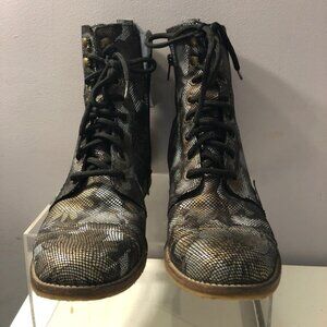 Unity in Diversity size 38 metallic leather boots